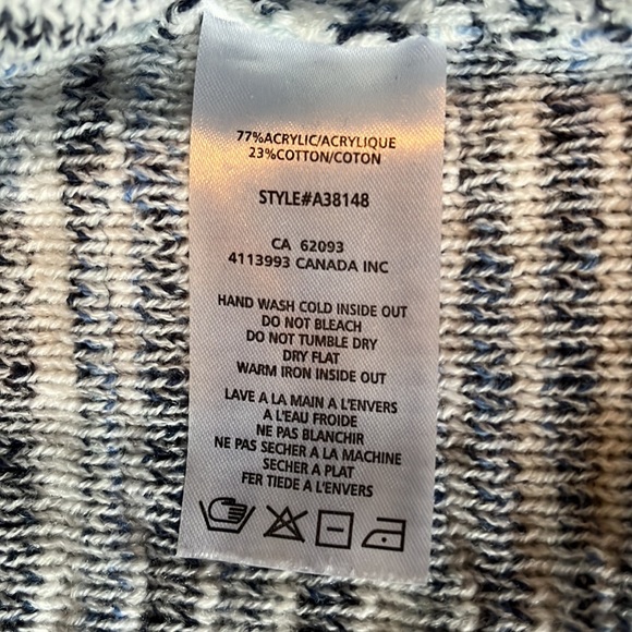 Size M. Comfy Oversized Sweater. - Picture 7 of 7